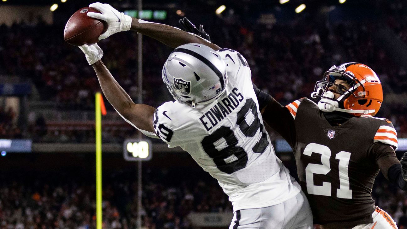 Browns see their playoff hopes take a hit after Raiders win, 16-14