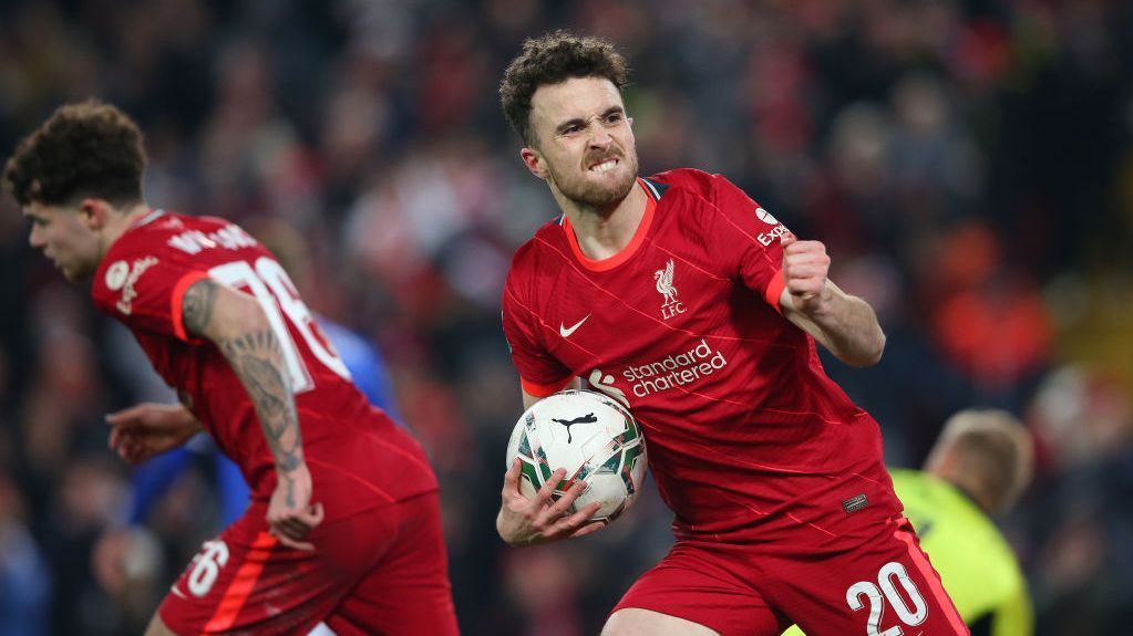 Liverpool empató 50 del segundo tiempo, venció al Leicester en los penaltis y avanzó a la mitad de la Copa de la Liga