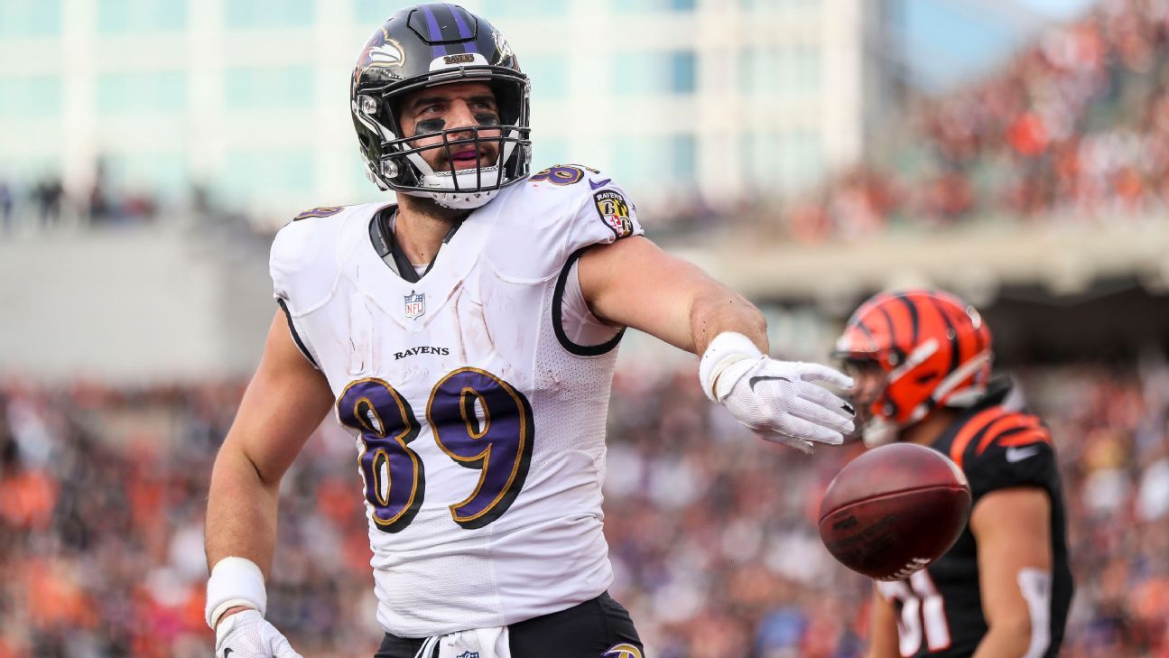 Baltimore Ravens tight end Mark Andrews (89) gestures during the first half  of an NFL football game against the Buffalo Bills, Sunday, Oct. 2, 2022, in  Baltimore. (AP Photo/Nick Wass Stock Photo - Alamy