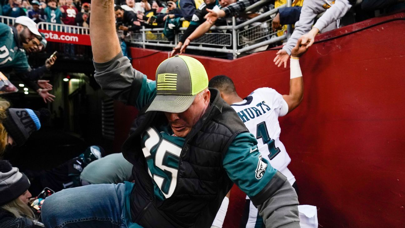 Калникът на FedEx Field се срутва, феновете падат, но невредими, когато QB на Philadelphia Eagles Джален Хъртс преминава