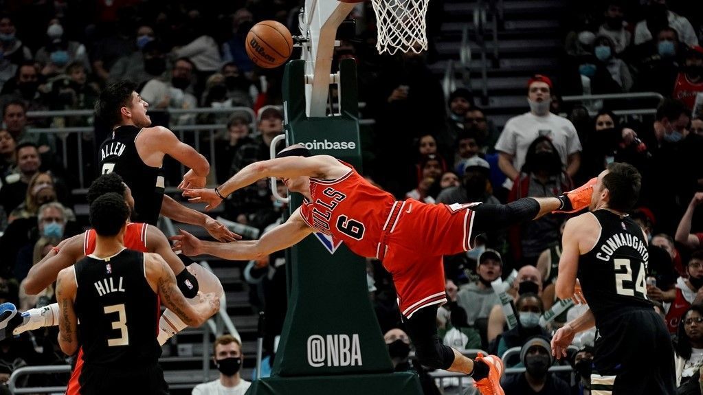 Chicago Bulls G Alex Caruso to have surgery for fractured wrist, out 6 to 8 week..