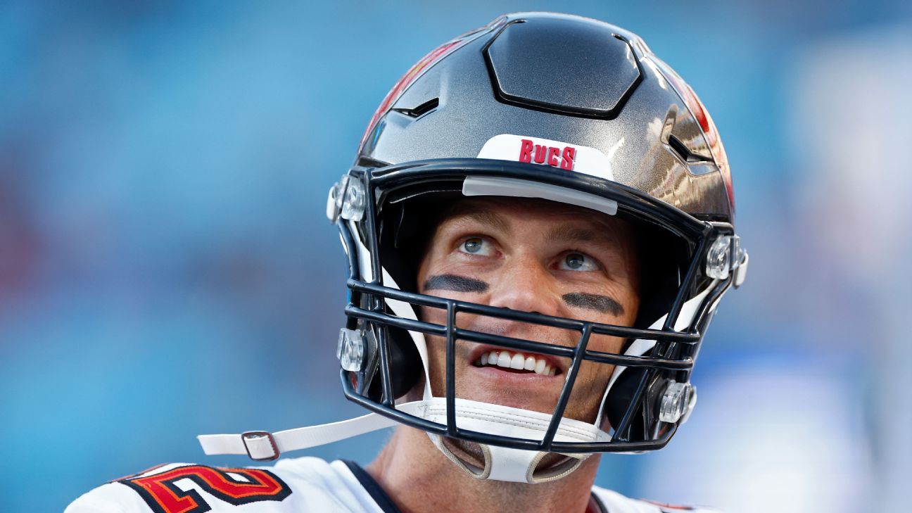 Tom Brady, di Tampa Bay, dice che sta prendendo una decisione sul futuro «giorno dopo giorno»