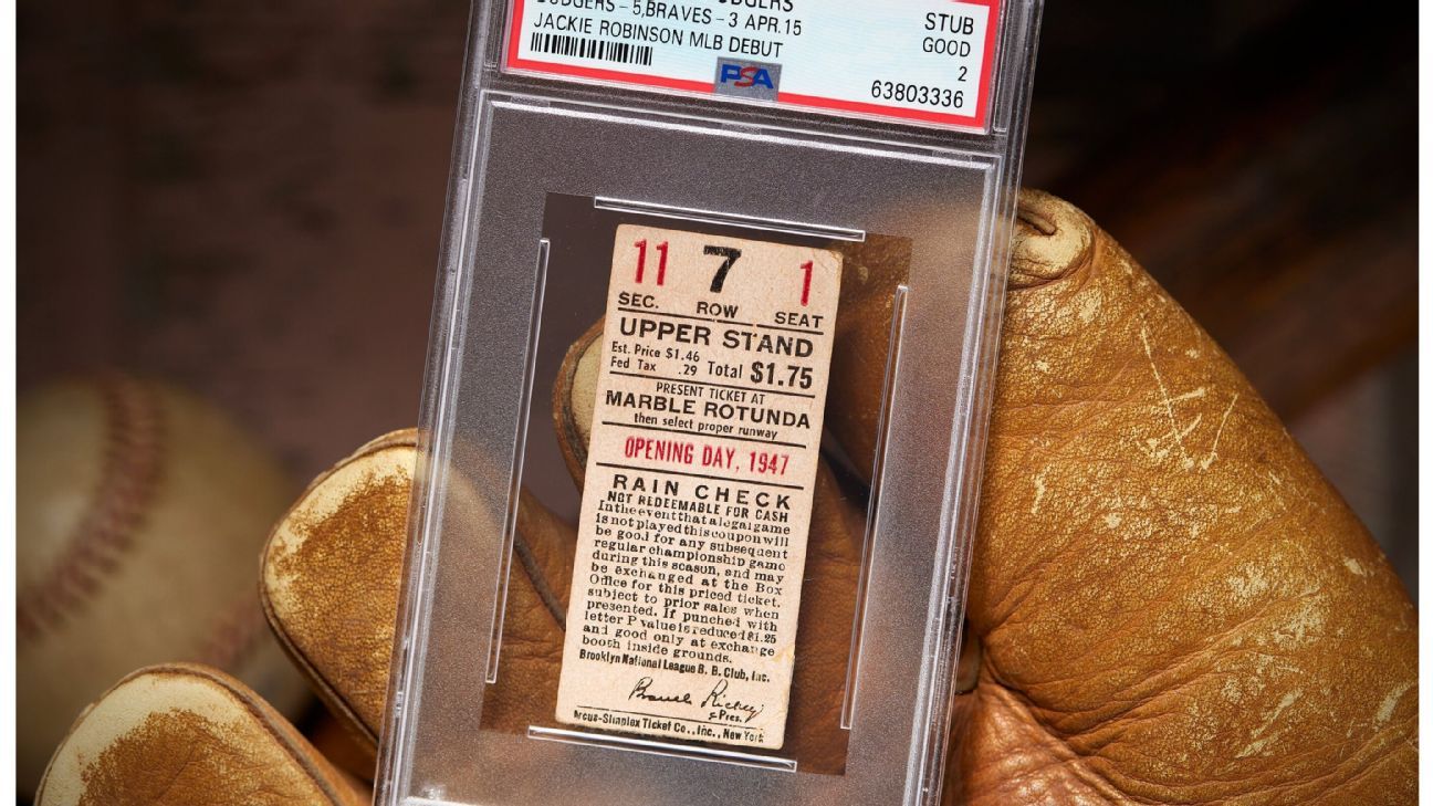 Le premier talon de billet de Jackie Robinson ’47 se vend pour un record de 480 000 $;  Le premier billet de Michael Jordan ’84 atteint 468 000 $