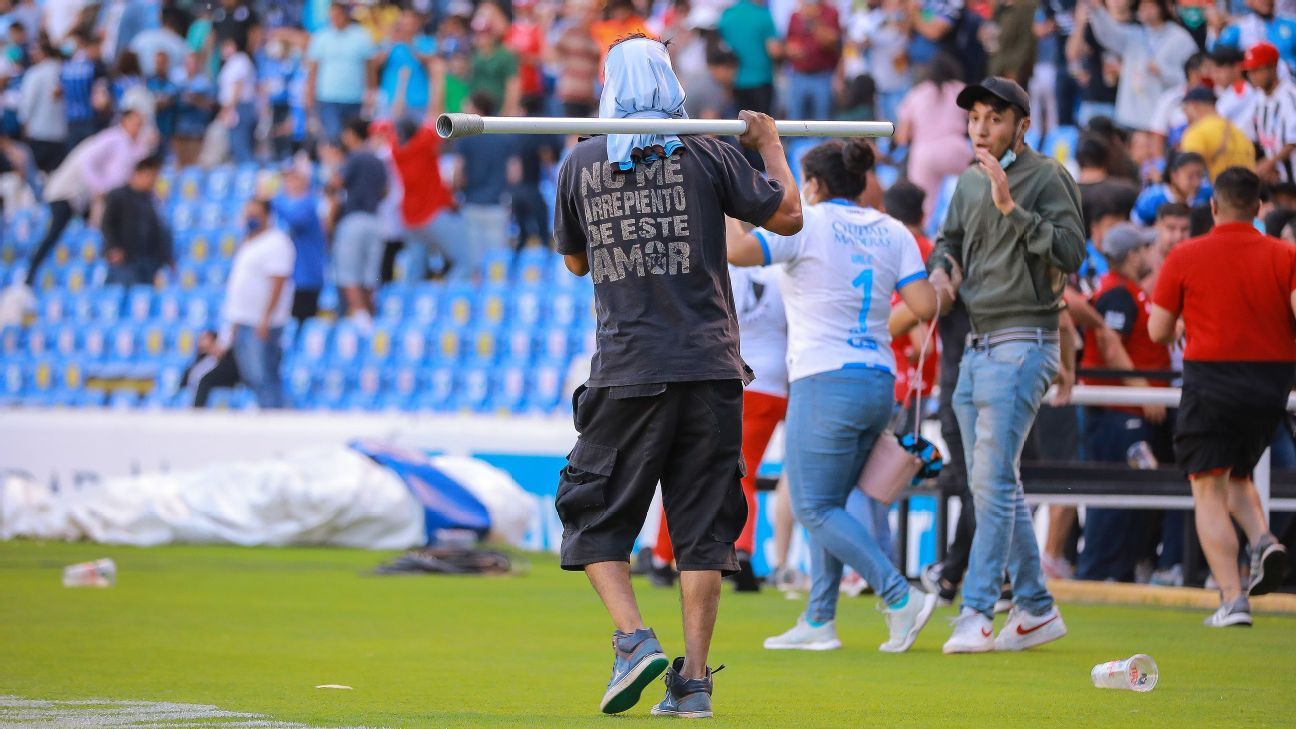 在阿特拉斯和克雷塔罗之间的西甲 MX 比赛中，球迷之间发生争吵，数十人受伤
