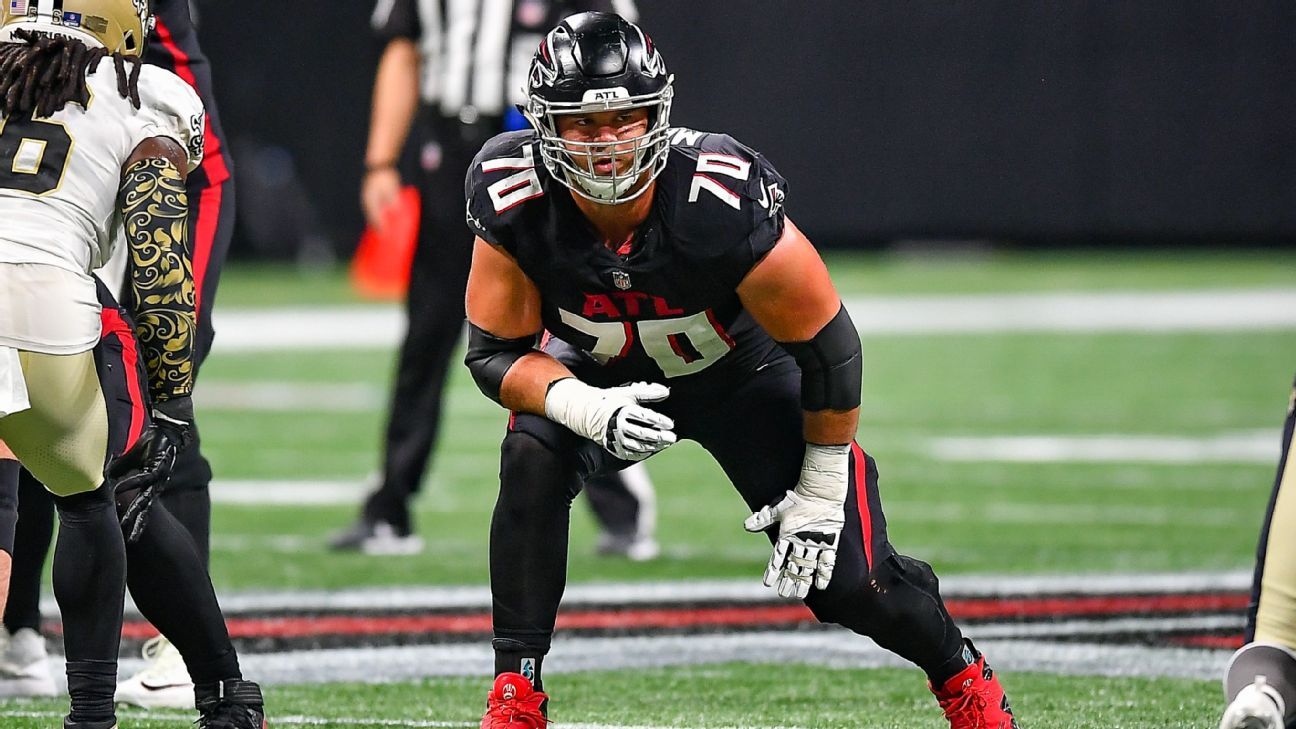 Atlanta Falcons offensive tackle Jake Matthews (70) takes his stance during  an NFL football game against the Los Angeles Rams Sunday, Sept. 18, 2022,  in Inglewood, Calif. (AP Photo/Kyusung Gong Stock Photo - Alamy