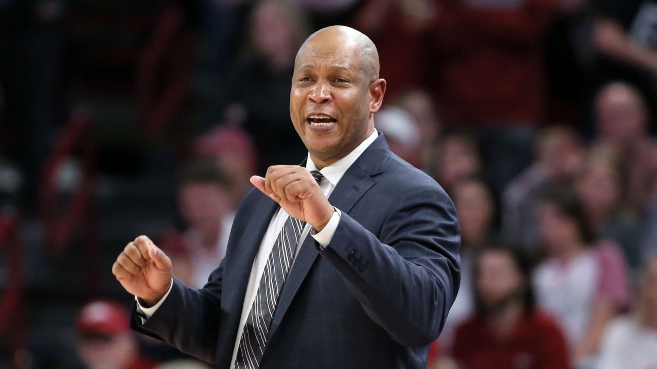 Louisville Men's Basketball Head Coach Kenny Payne 'Excited' for First  Preseason Practice - Sports Illustrated Louisville Cardinals News, Analysis  and More