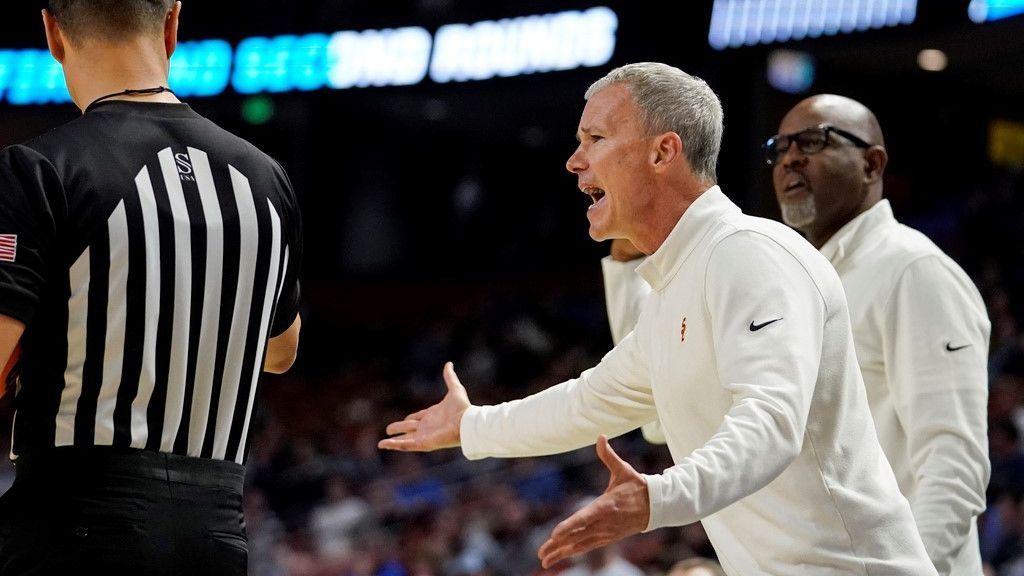 USC coach Andy Enfield says late 'wrong call' cost Trojans in first-round loss t..