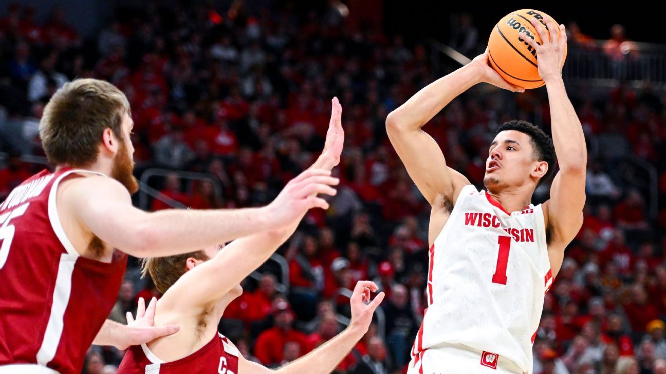 Johnny Davis Wisconsin Badgers Unsigned Makes a Slam Dunk in 2022 NCAA  Men's Basketball Tournament Photograph