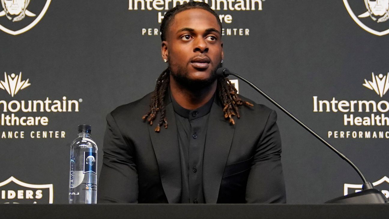 WR Davante Adams Openly Demands the Gift Which Derek Carr Used as Bait to  Make Him Sign With the Raiders - EssentiallySports