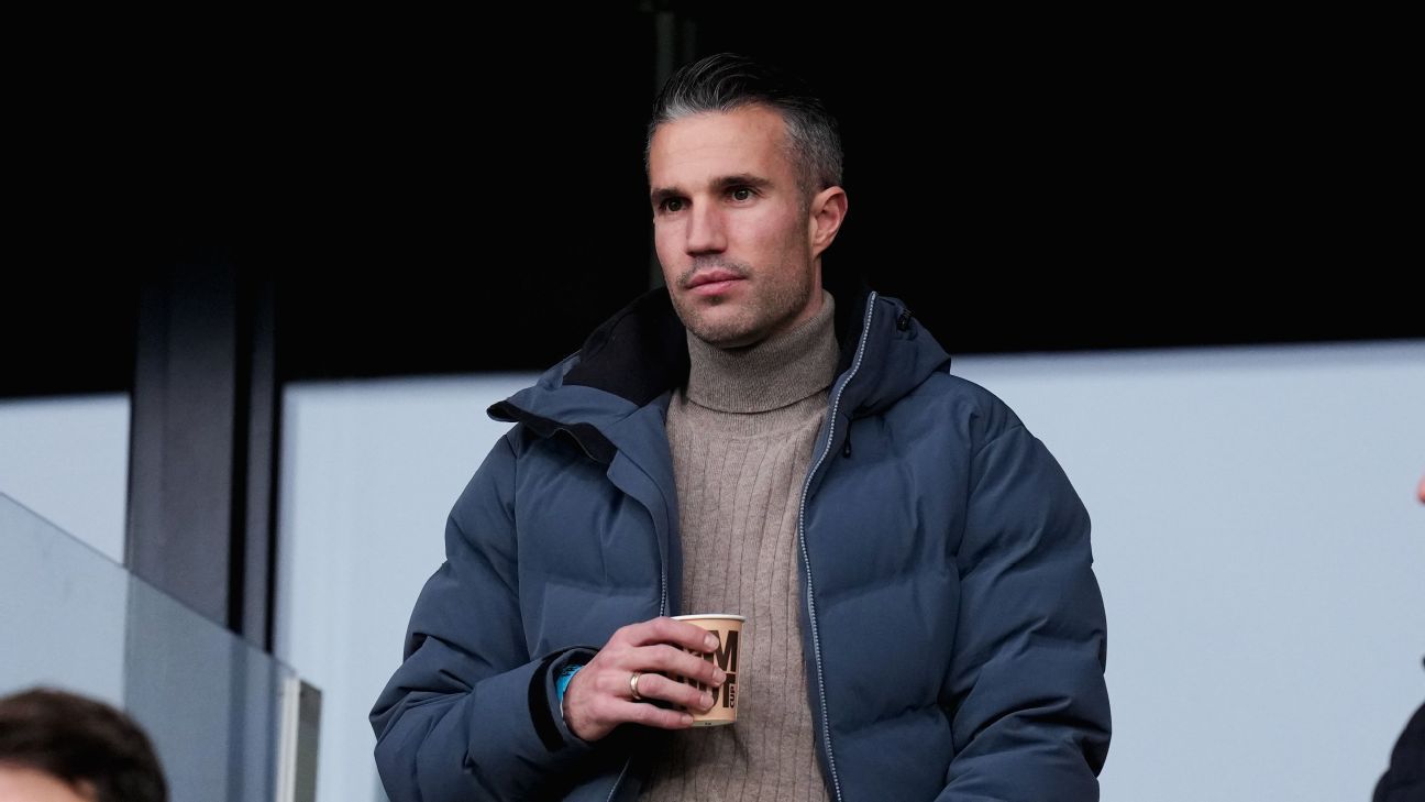 Manchester United concerned by Robin van Persie work permit chances -  sources