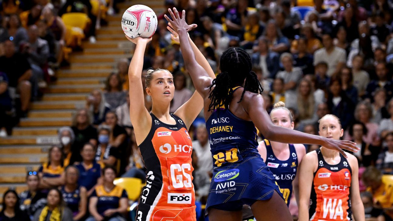 Giants equal record as Lightning crash