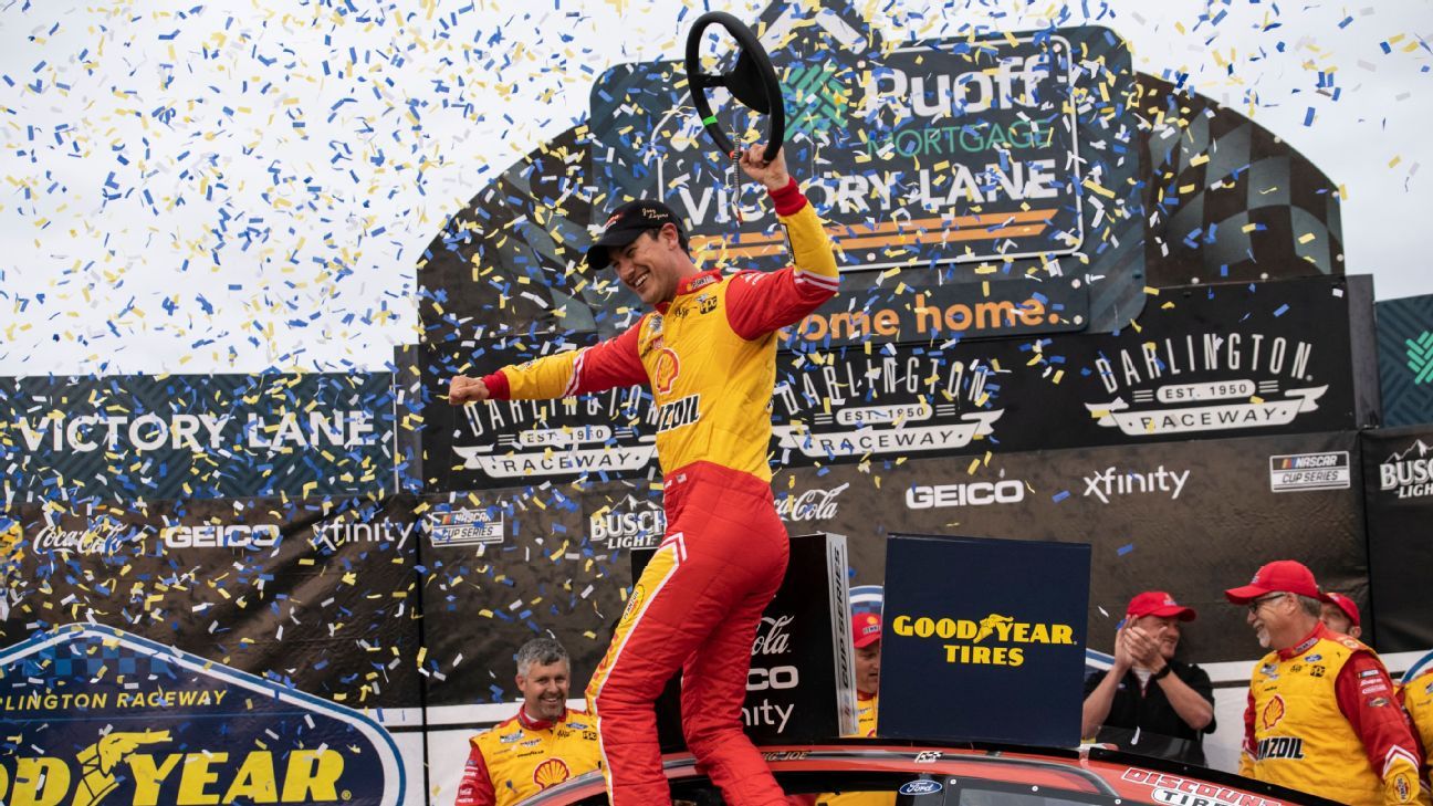 Joey Logano và William Byron lao vào muộn để giành chiến thắng trong Goodyear 400 tại Darlington Raceway