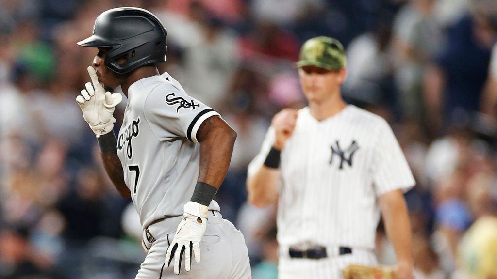 Chicago White Sox star Tim Anderson hushes booing New York Yankees fans with hom..