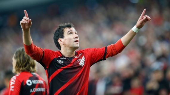 Pablo dá show e faz gol até de 'bumbum', Athletico goleia, avança na Libertadores, mas fica em segundo no grupo
