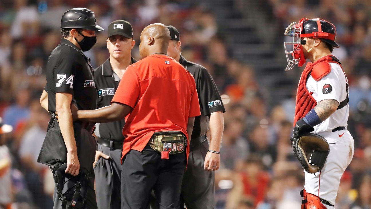 Pirates recognize umpire John Tumpane's heroic actions before game