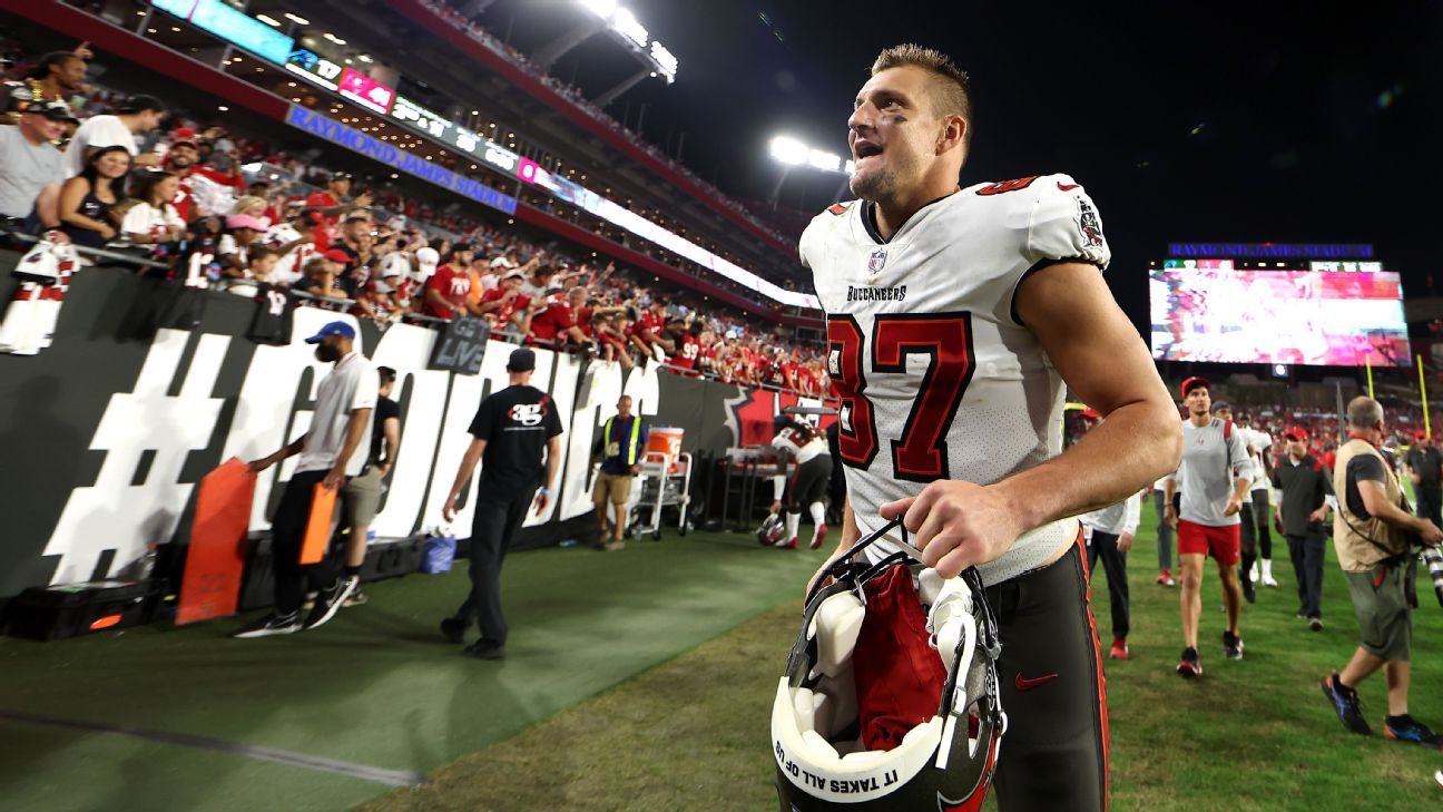 Rob Gronkowski 'steals' Tom Brady's jersey