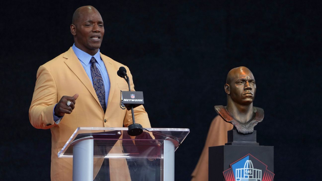 Former NFL player Bryant Young poses with his bust during an induction  ceremony at the Pro Football Hall of Fame in Canton, Ohio, Saturday, Aug.  6, 2022. (AP Photo/David Dermer Stock Photo 