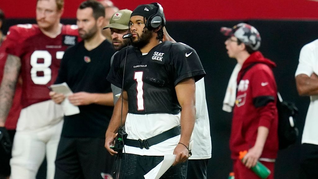 Kyler Murray usa fone de ouvido, chamadas estão sendo jogadas no primeiro jogo de pré-temporada no Arizona Cardinals