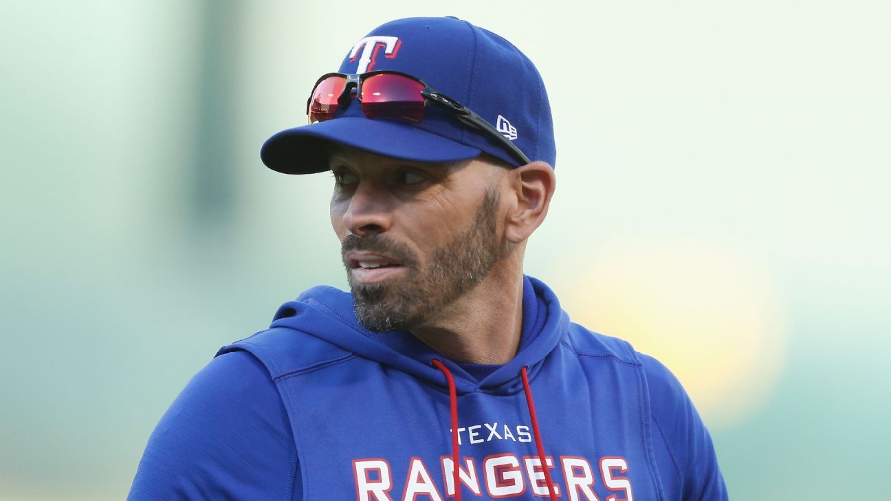 O gerente de bombeiros do Texas Rangers, Chris Woodward, está no meio de uma temporada insatisfatória