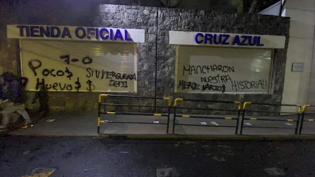 Instalaciones de Cruz Azul amanecieron grafiteadas tras goleada ante  América: 