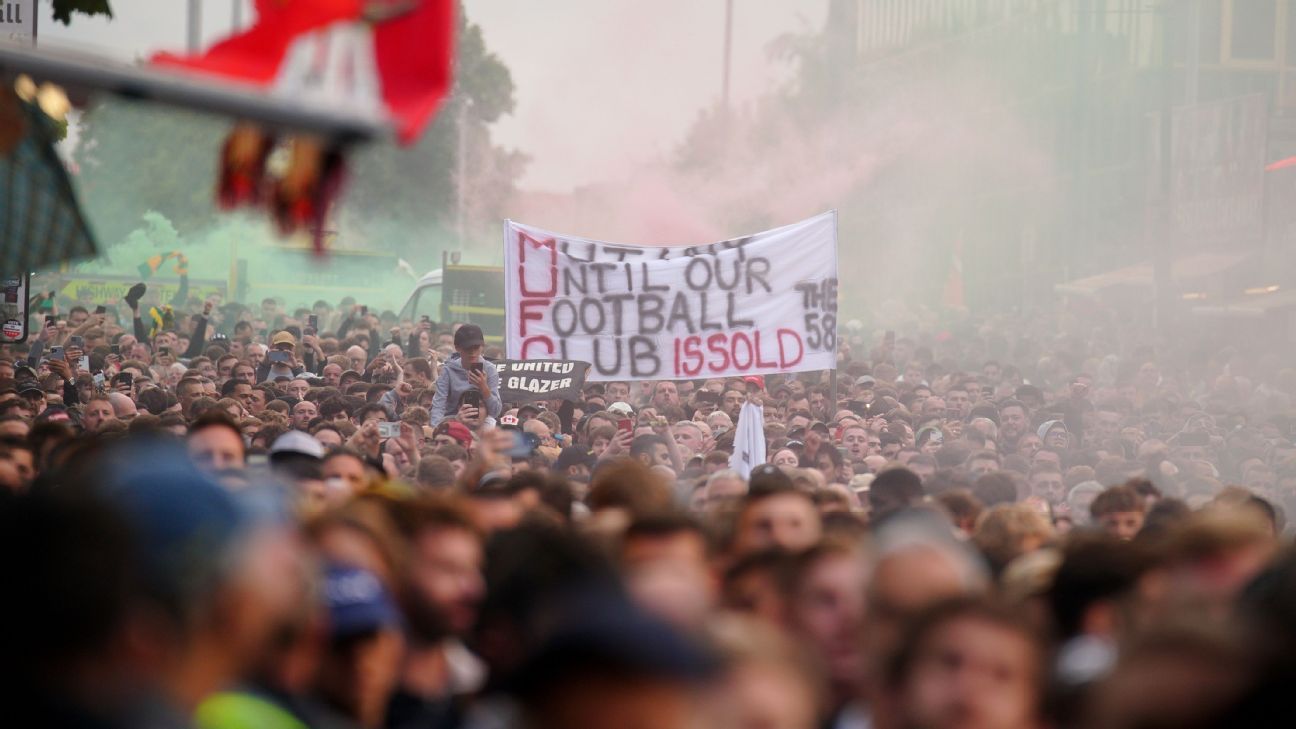 Manchester United supporters stage large protest before Liverpool game