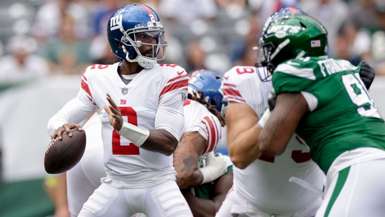 El mariscal de campo de los New York Giants, Tyrod Taylor, fue llevado al vestuario después de un fuerte golpe contra los New York Jets.