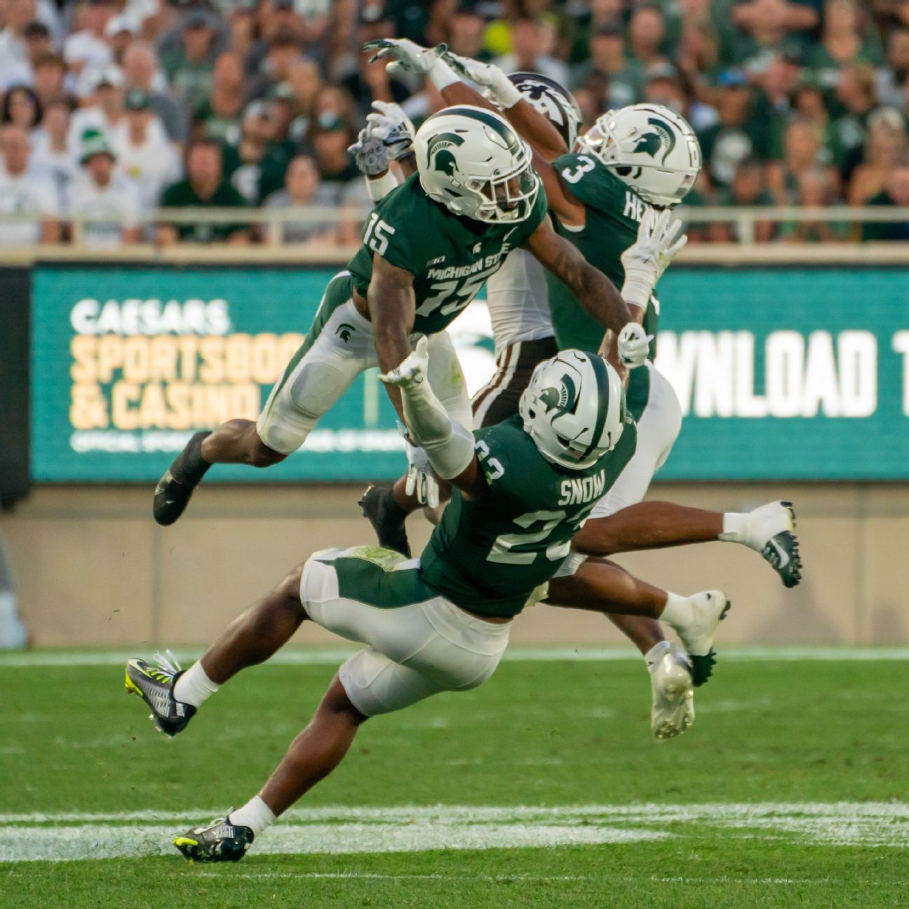 Le football des Michigan State Spartans perd les partants défensifs Darius Snow et Xavier Henderson pendant une longue période à cause de blessures à la jambe