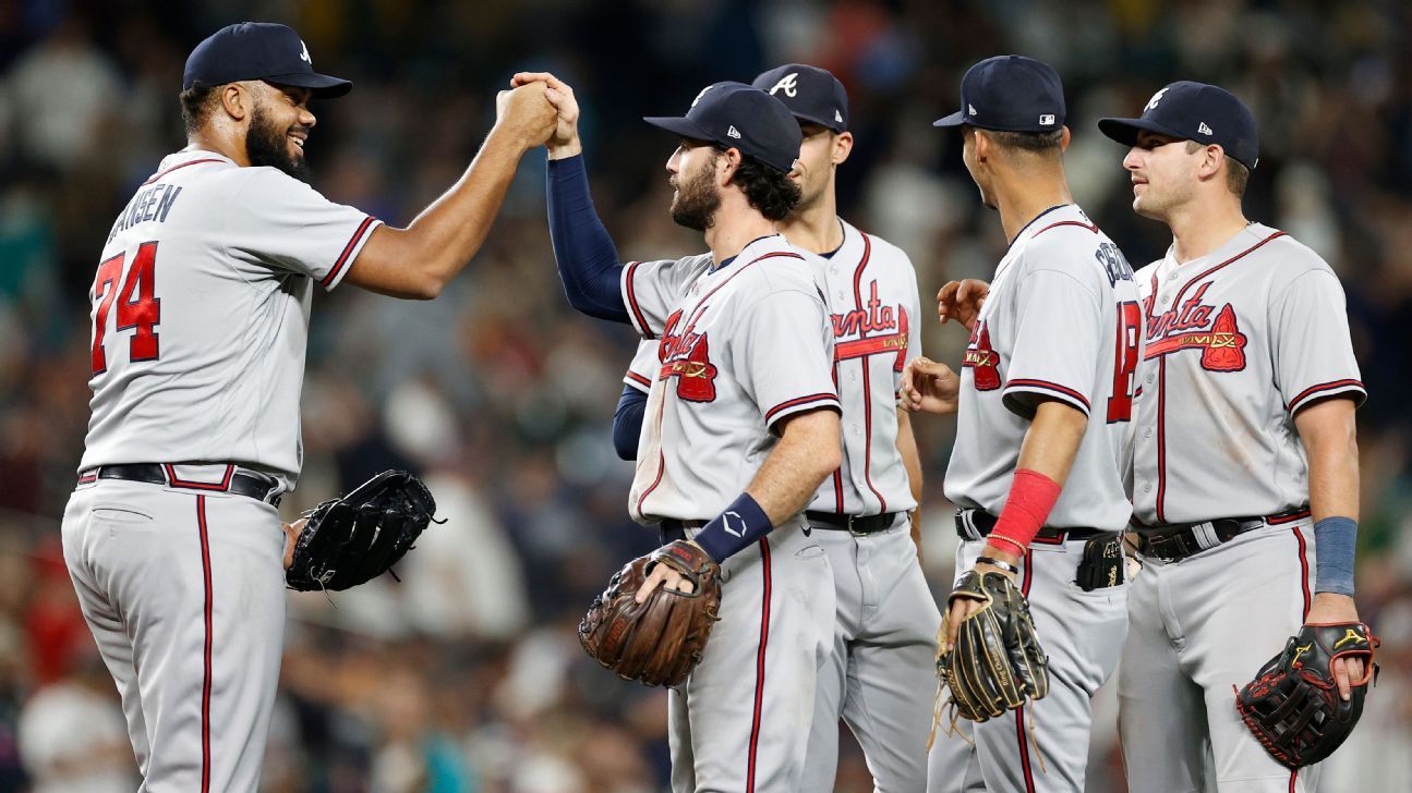 Braves leap Mets, lead East for first time in ’22