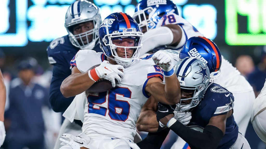 New York Giants running back Saquon Barkley (26) takes the field for an NFL  football game against the Philadelphia Eagles on Sunday, Dec. 11, 2022, in  East Rutherford, N.J. (AP Photo/Adam Hunger