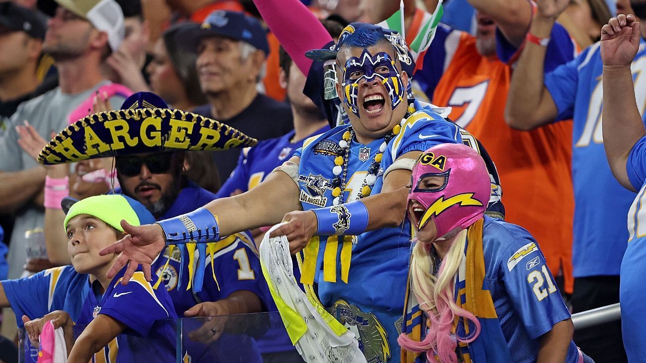 Detroit Lions' Benito Jones turns heads with pregame outfit