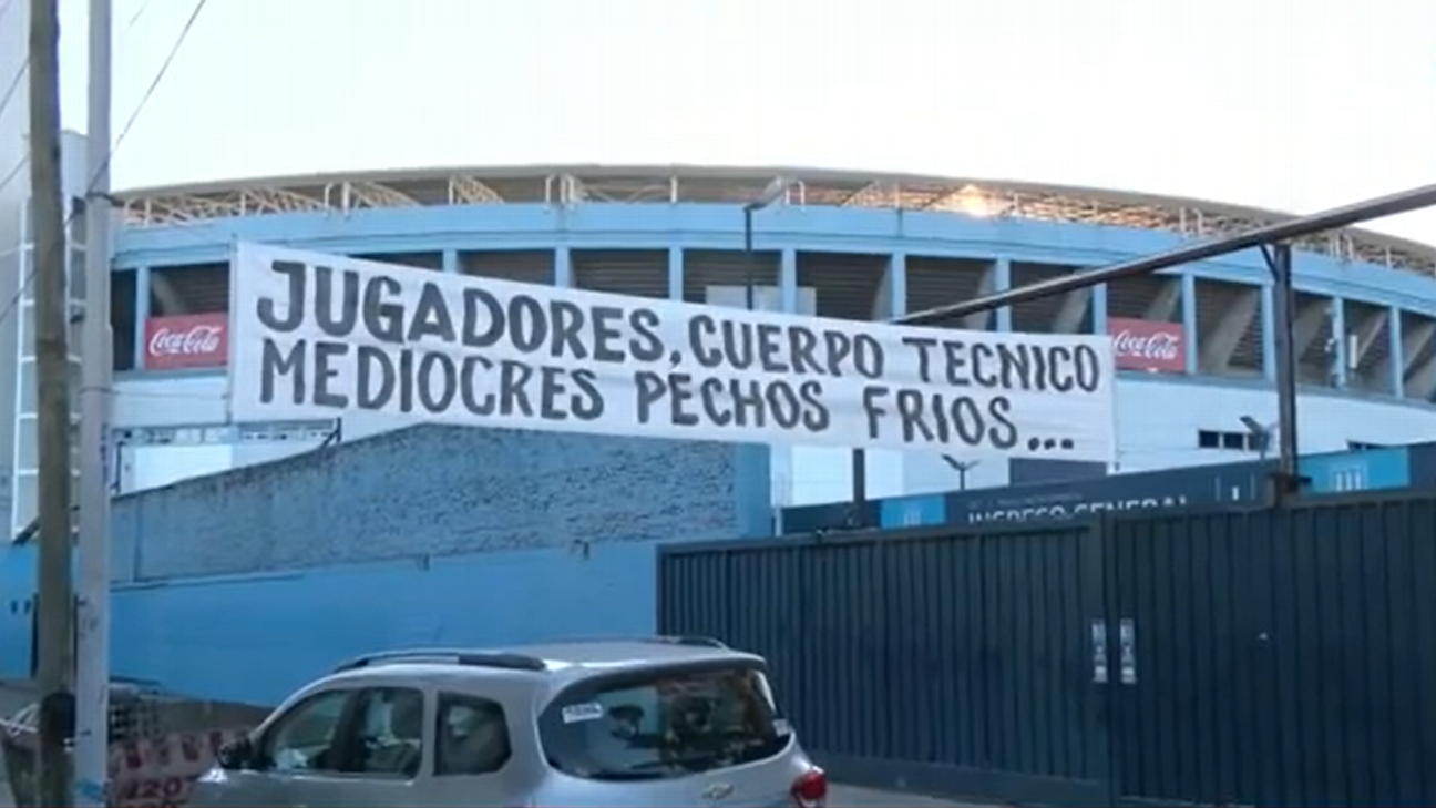 Las Cercanías Del Estadio De Racing Fueron Tapizadas Con Carteles