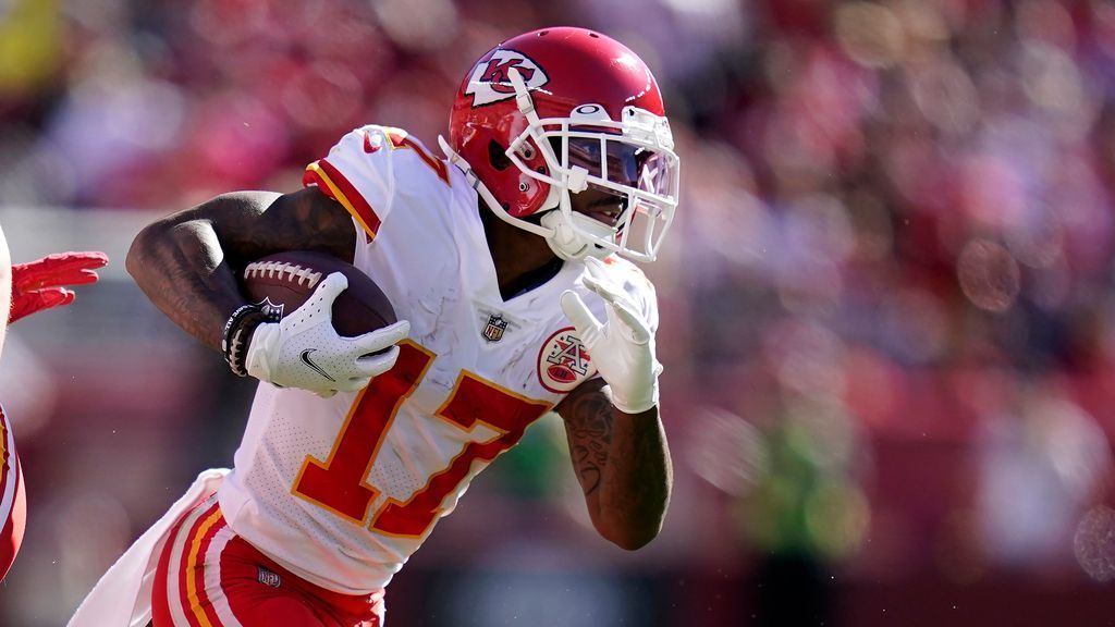 Kansas City Chiefs wide receiver Mecole Hardman catches a ball