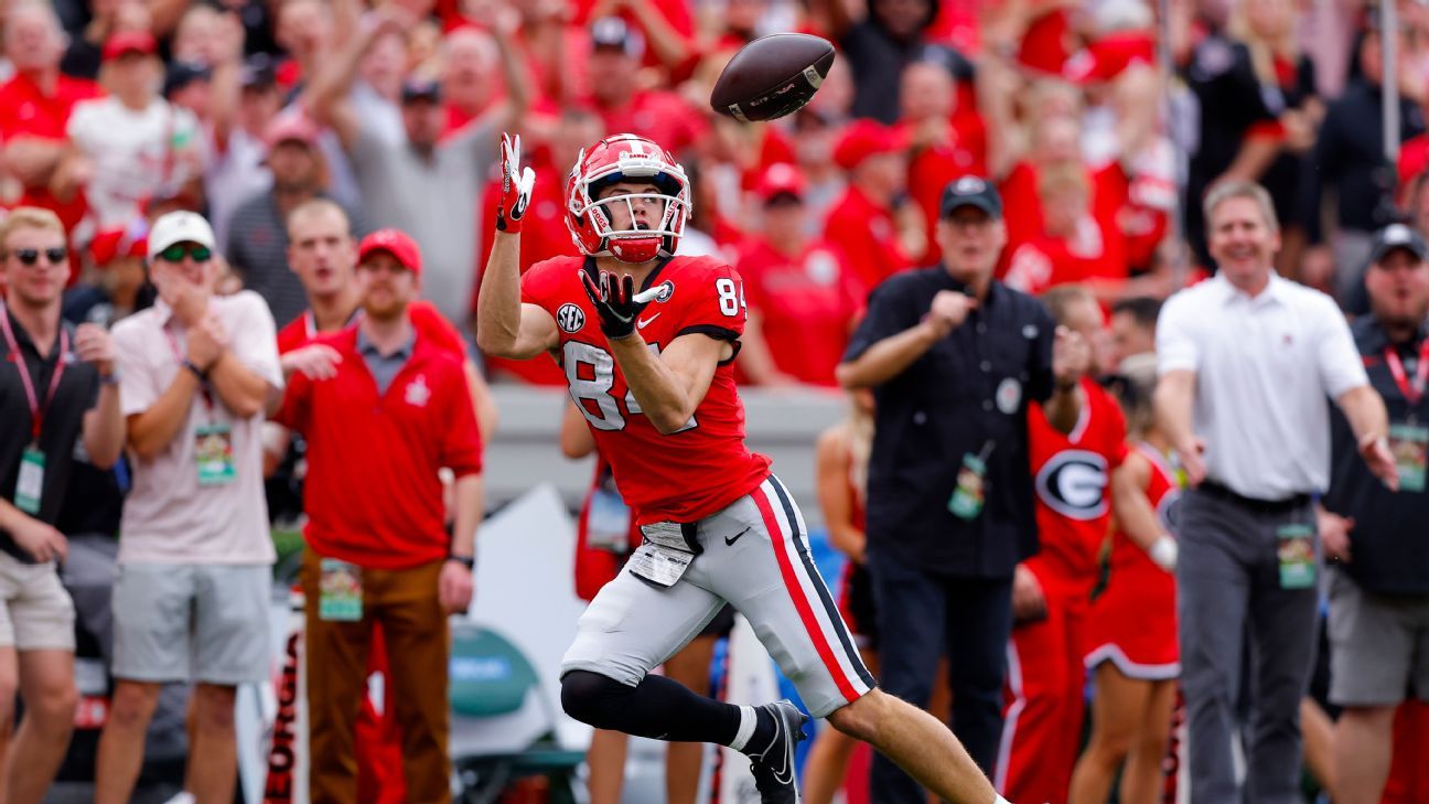 Georgia star receiver Ladd McConkey leaves game with tendinitis in knees -  ESPN