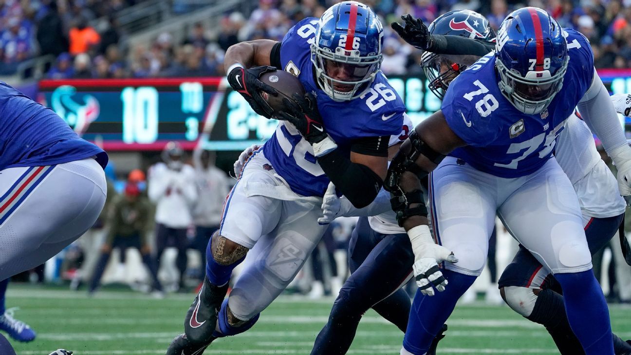 Giants feed Saquon Barkley (35 carries) in victory after talks tabled