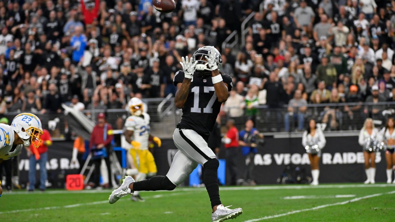 Raiders' Davante Adams hauls in 45-yard flea-flicker for his