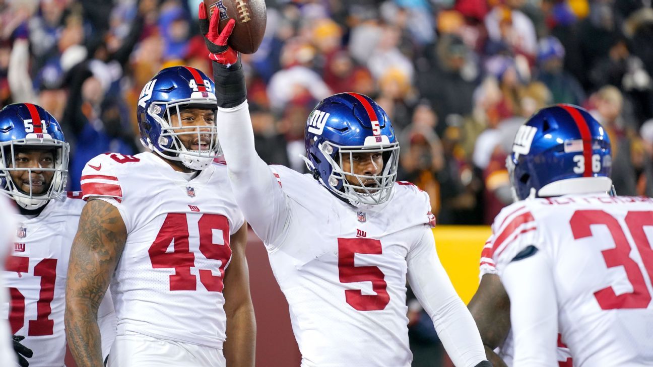 Giants rookie Kayvon Thibodeaux scores on strip sack vs. Commanders