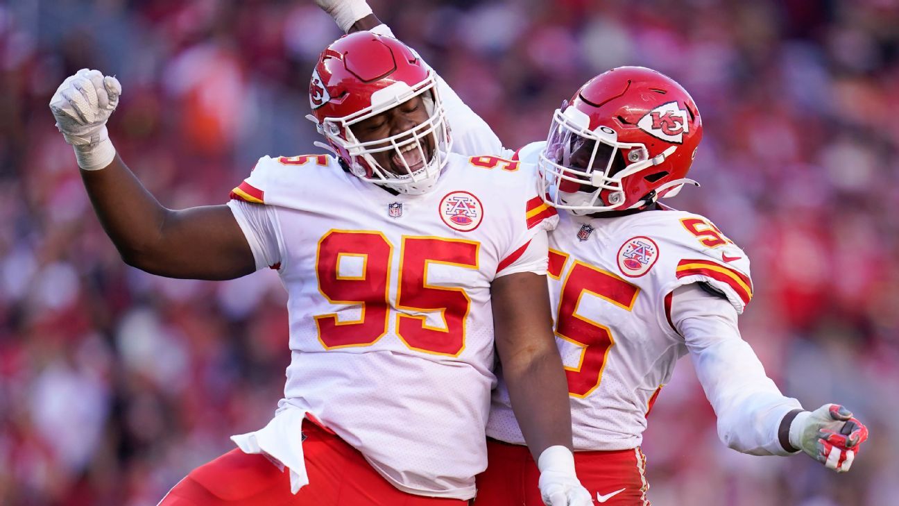 Chiefs' pass rush struggles to sack Joe Burrow