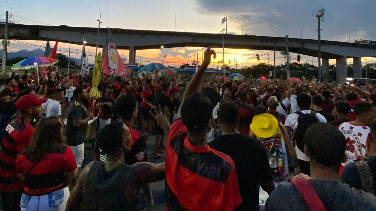 Festa fervorosa: torcida do Flamengo faz última homenagem antes do embarque para a final da Libertadores