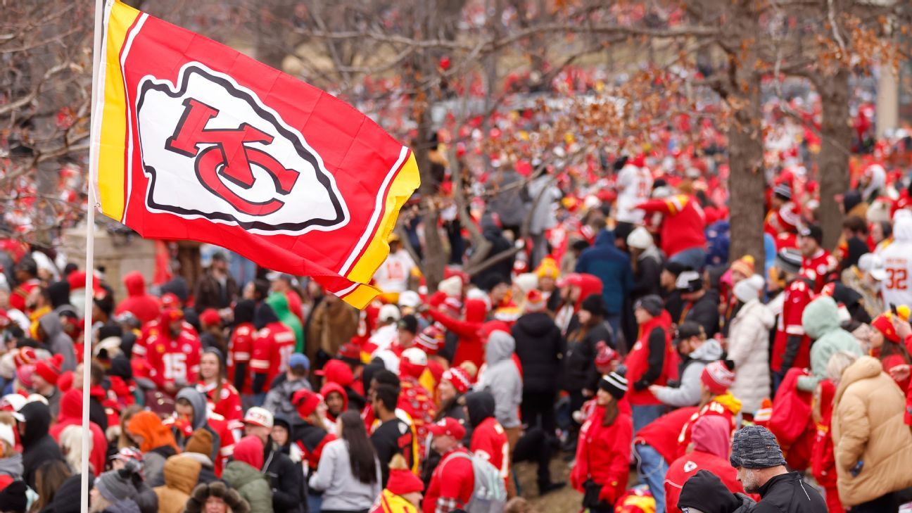 Chiefs Super Bowl Parade Details: Patrick Mahomes, Travis Kelce, O-Line  Shirts