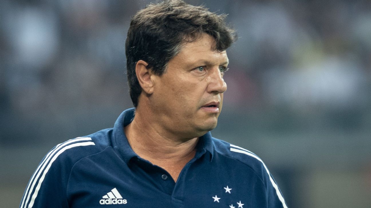 cruzeiro segue reformulação e negocia contratação de adilson batista; planos do clube.