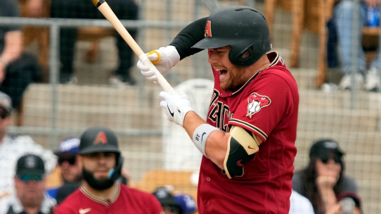 D-backs C Kelly has fractured forearm from HBP