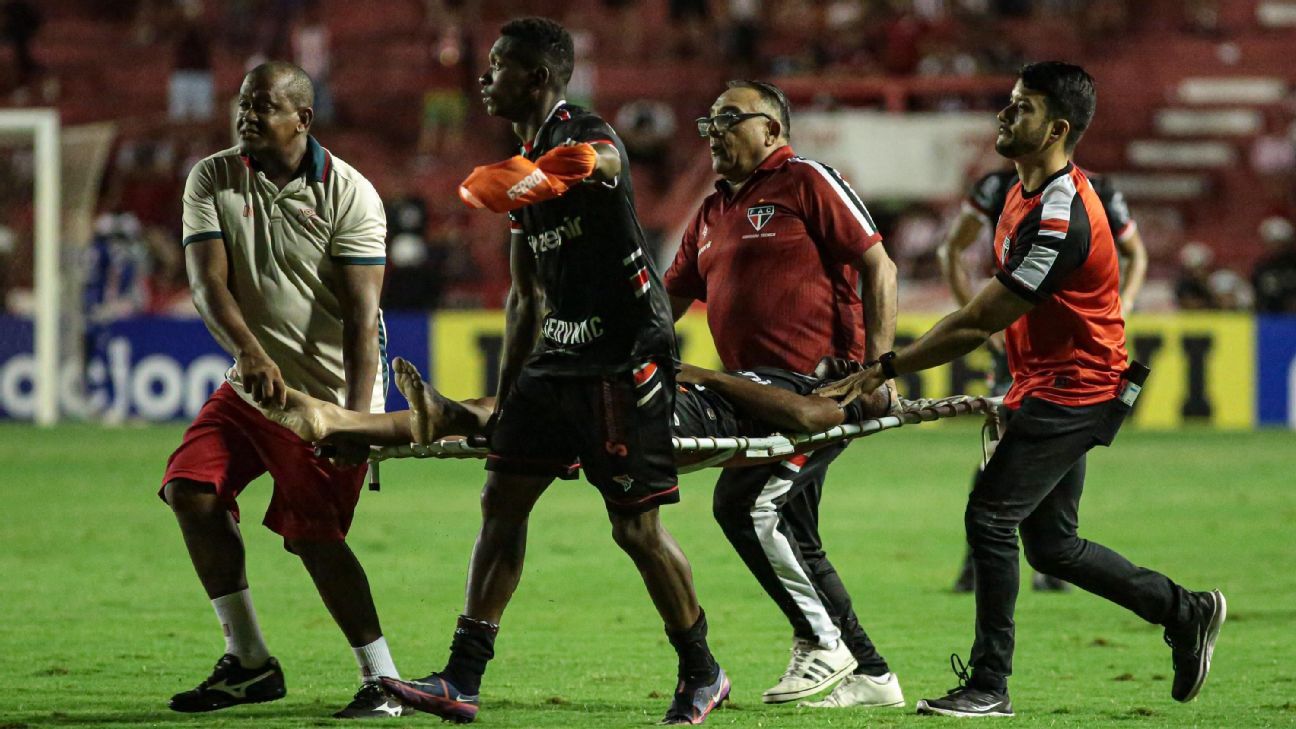 Jogador de futebol americano deixa estádio de ambulância após