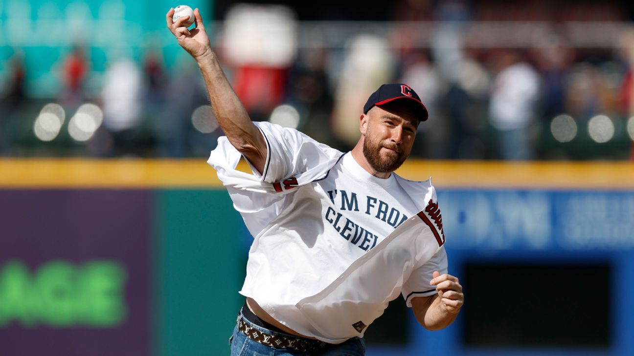 Astros moms throw out first pitch to their sons on Mother's Day