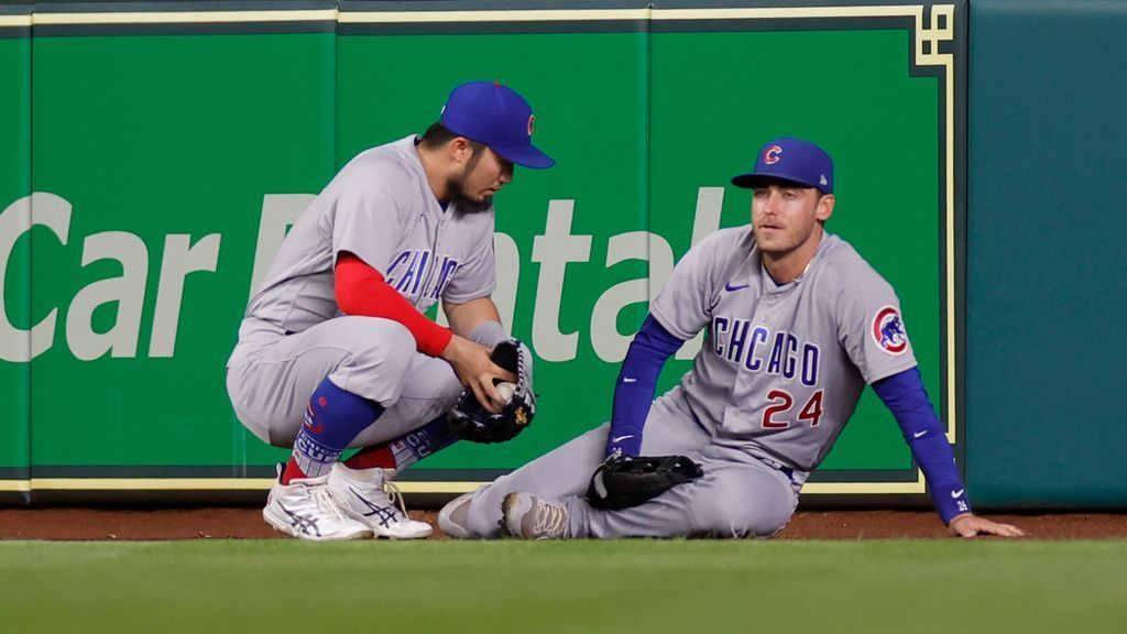 Cubs' Bellinger crashes into wall, leaves game