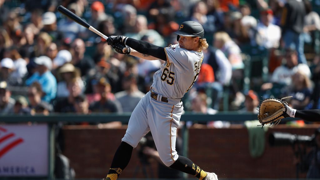 Pirates' Suwinski joins Bonds with 2 McCovey Cove homers in game