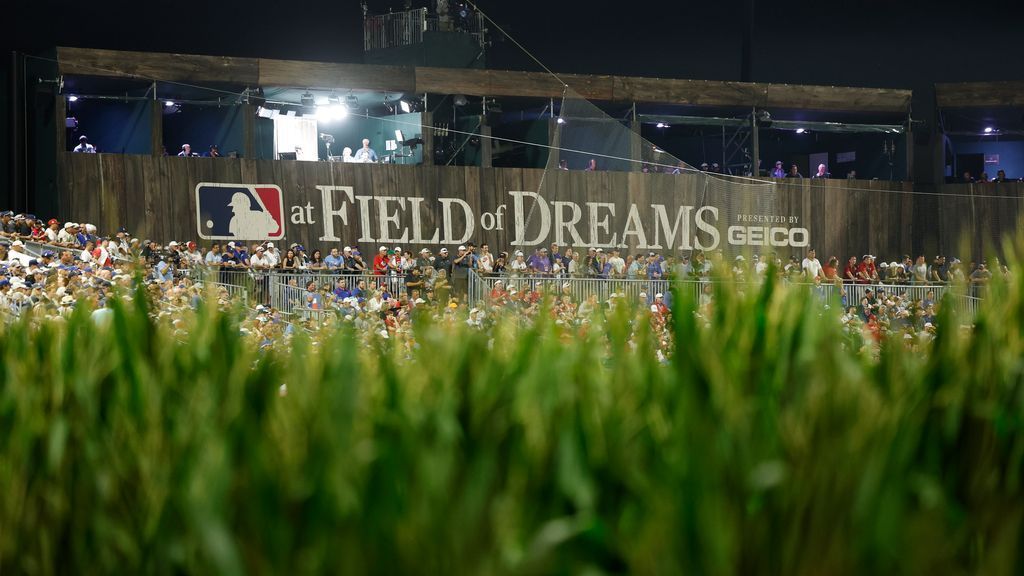 Where will the Giants-Cardinals Field of Dreams game take place in