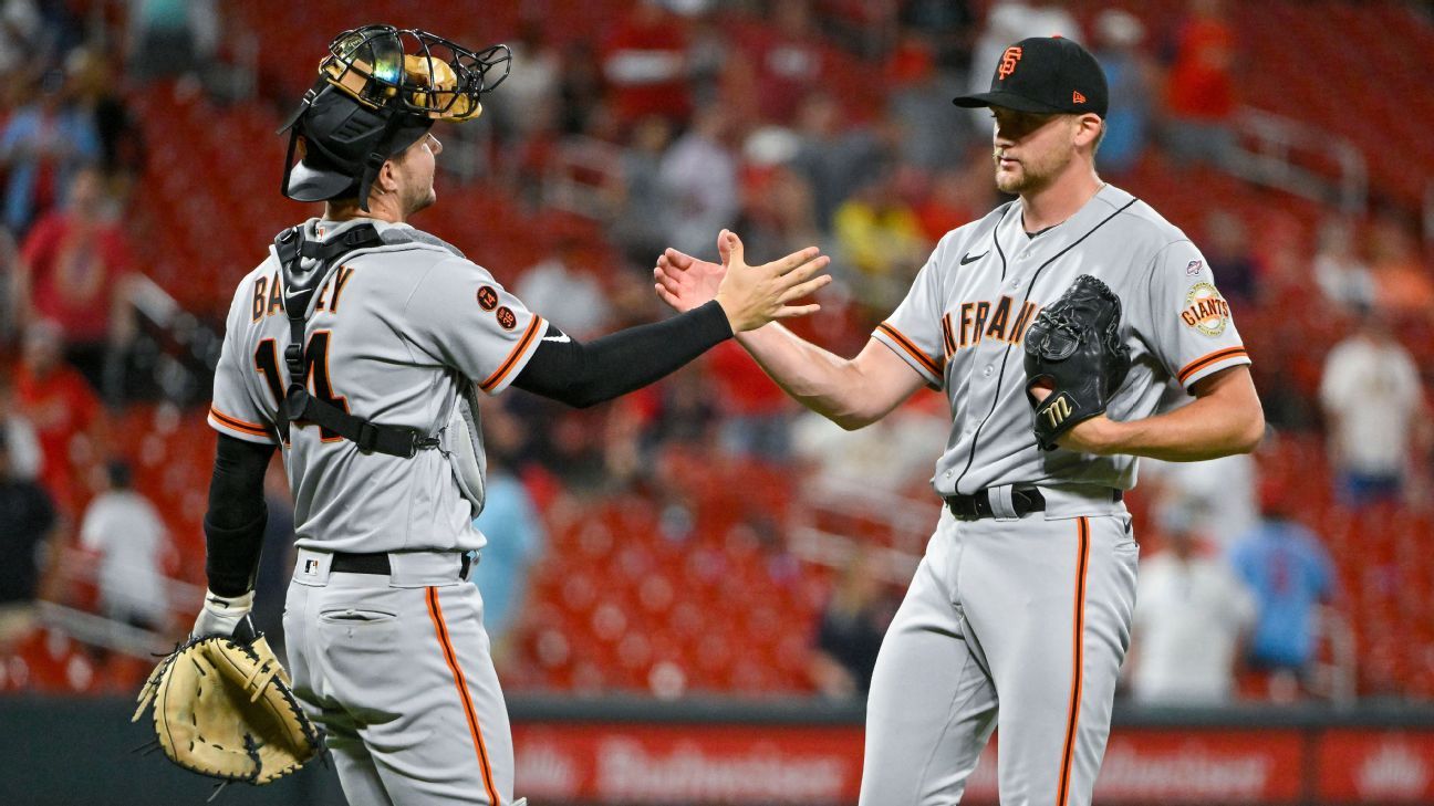 Giants' Winn earns save in first trip to MLB park