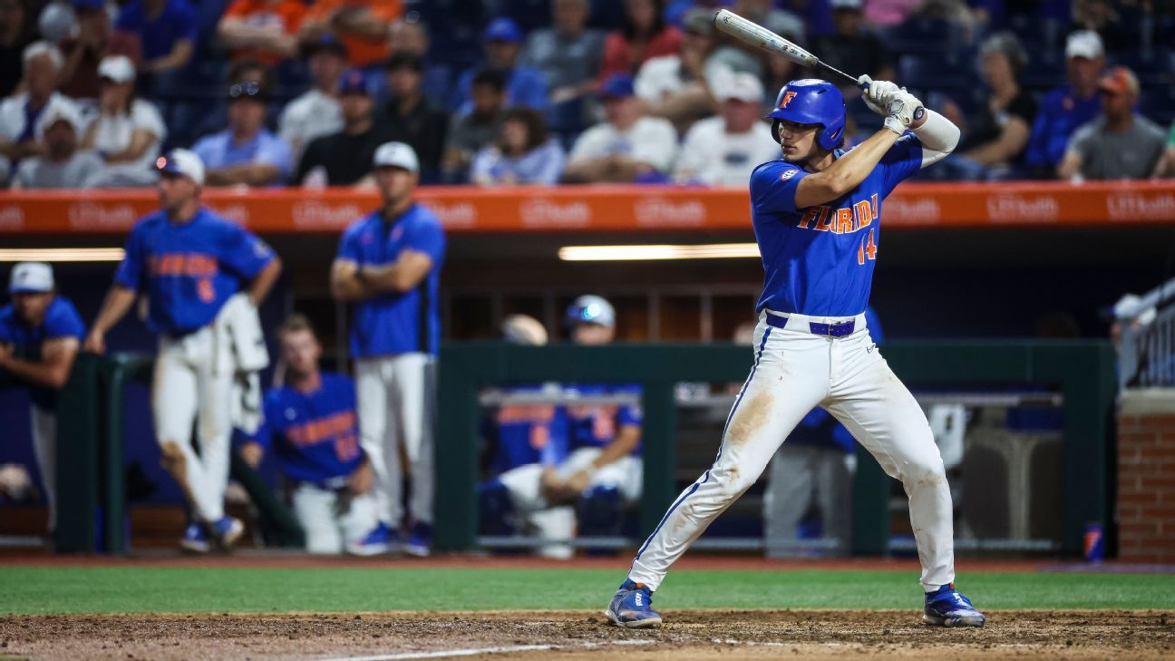 Florida Gators first baseman Peter Alonso (20) jogs around the