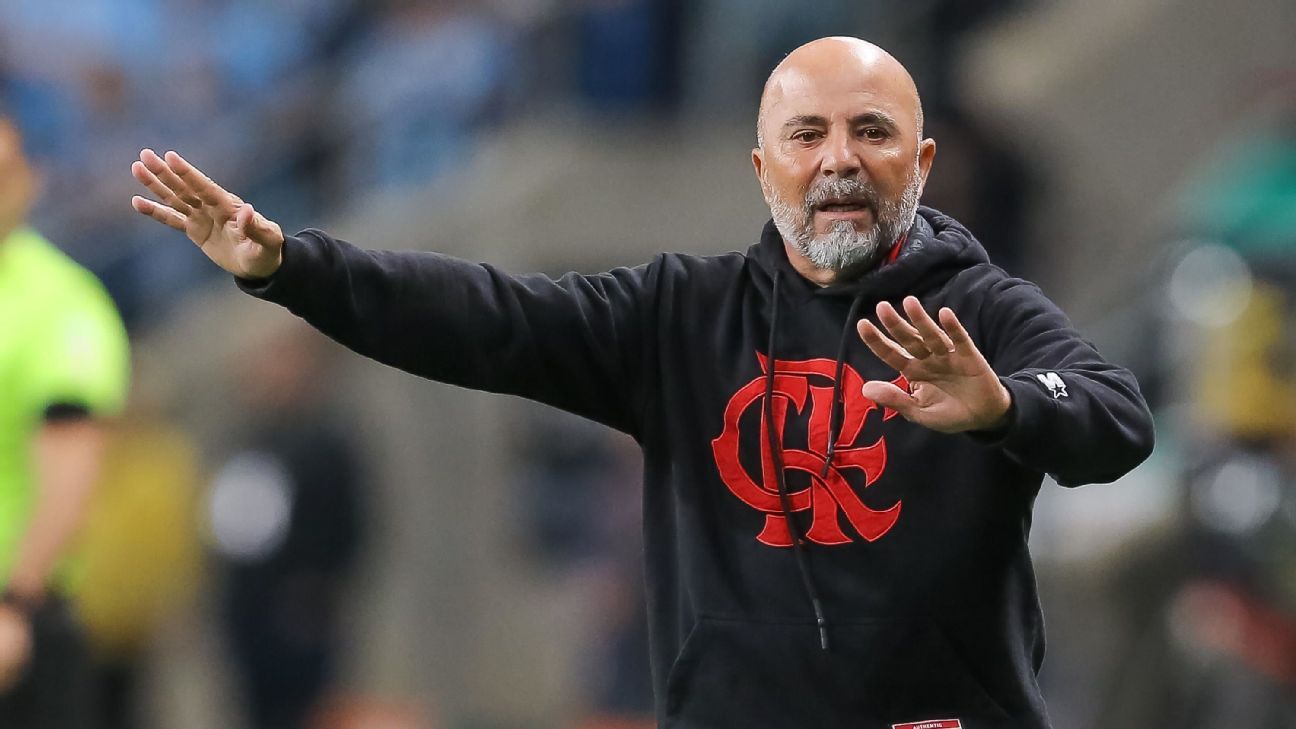 Sampaoli faz mudanças no Flamengo e vai a campo com 34º time diferente em 34 jogos para encarar o Internacional; veja as escalações