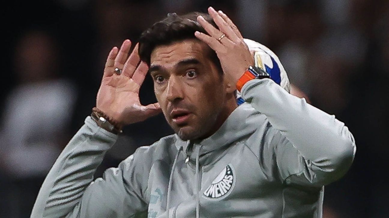 Abel brinca com barba e cabelos brancos em 3 anos de Palmeiras: 